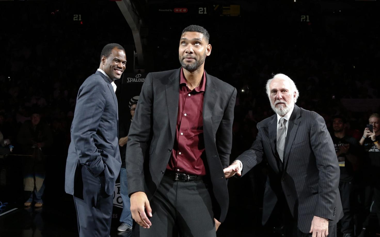 Tim Duncan ja tema kauaaegne peatreener Gregg Popovich. Vasakul on endine Spursi mängija David Robinson.
