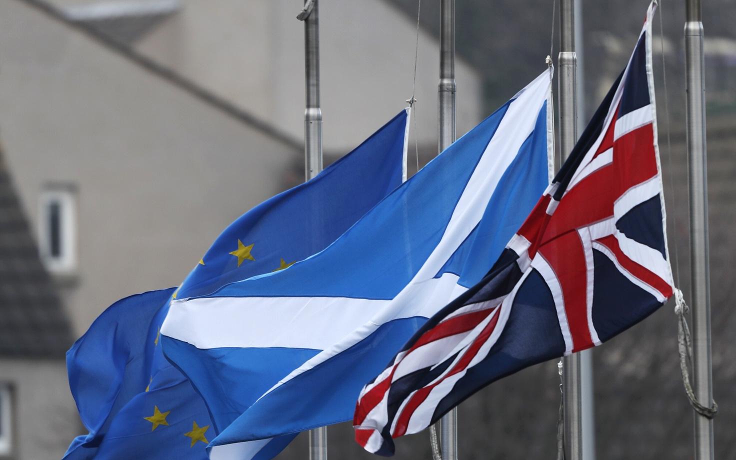 Suurbritannia, Šotimaa ja Euroopa Liidu lipud.