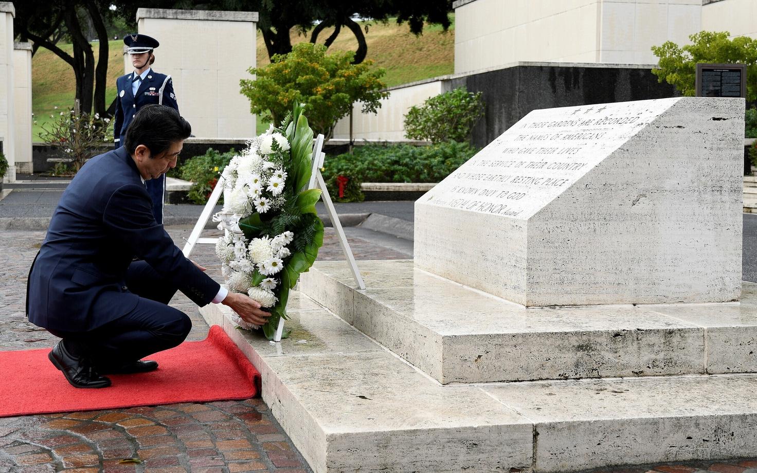 Shinzo Abe Honolulul memoriaalsurnuaeda pärga asetamas.