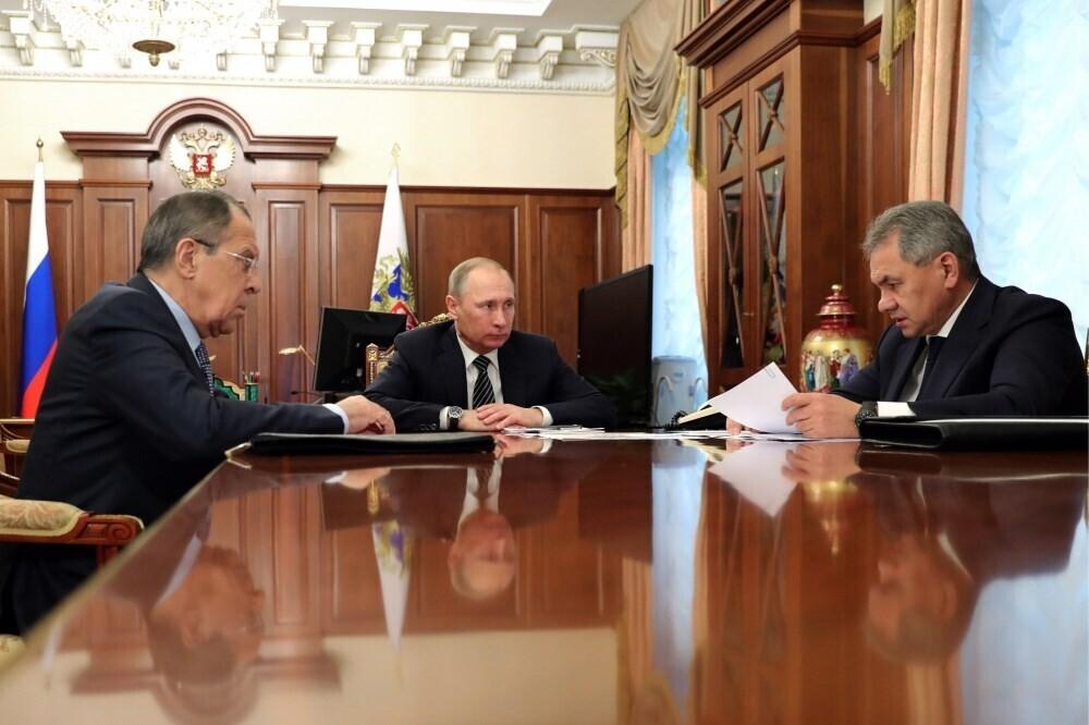 Совещание президента РФ Владимира Путина (в центре) с главой МИД Сергеем Лавровым (слева) и министром обороны Сергеем Шойгу.