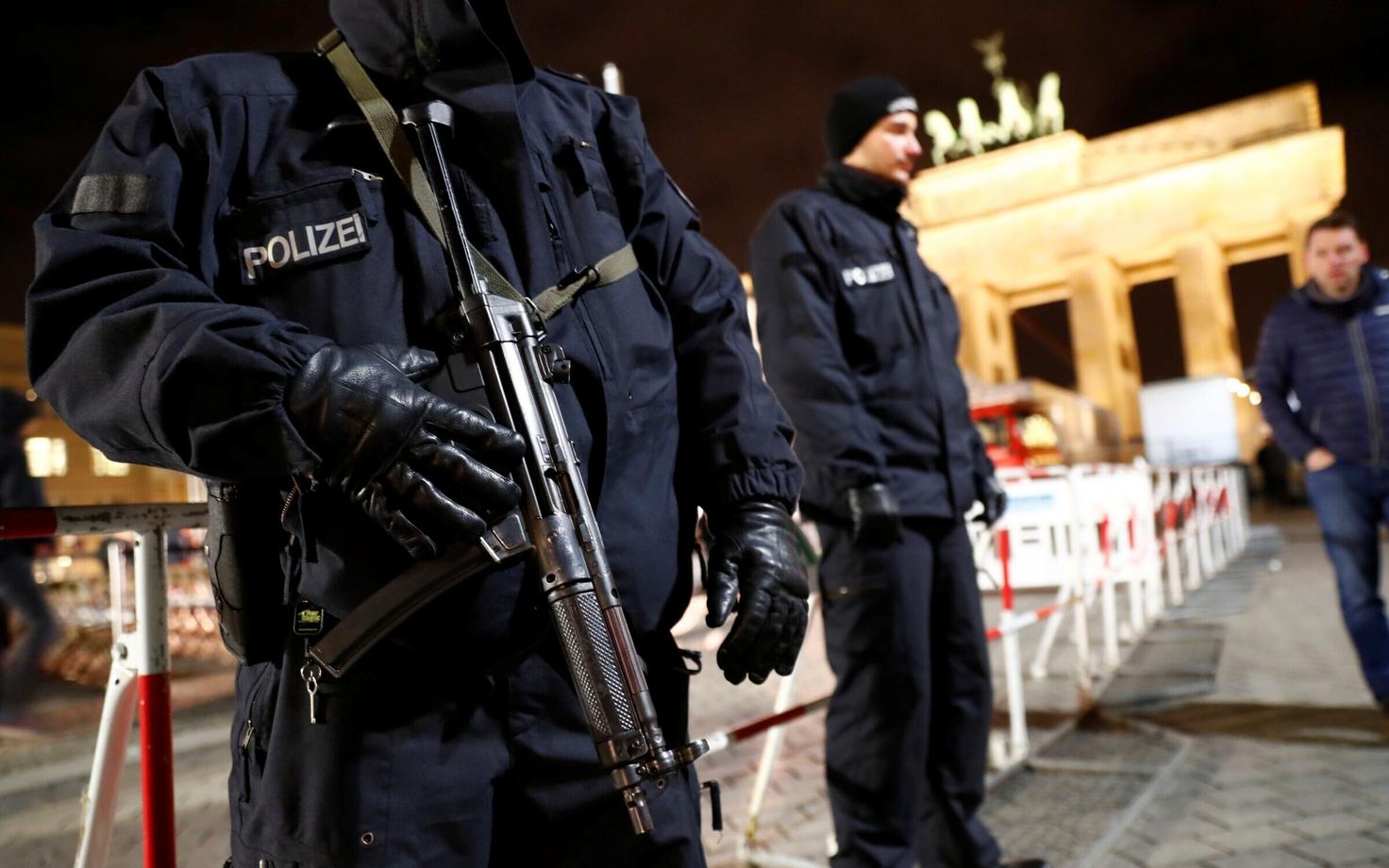 Relvastatud politseinikud Brandenburgi väravate juures.
