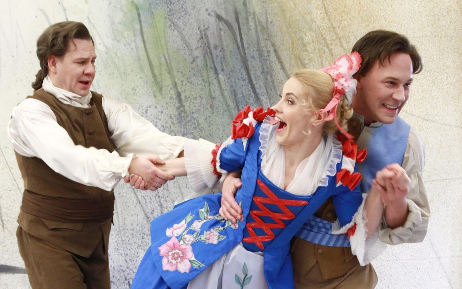Figaro pulm Estonias. Rauno Elp (Krahv), Kristel Pärtna (Susanna) ja Rene Soom (Figaro).