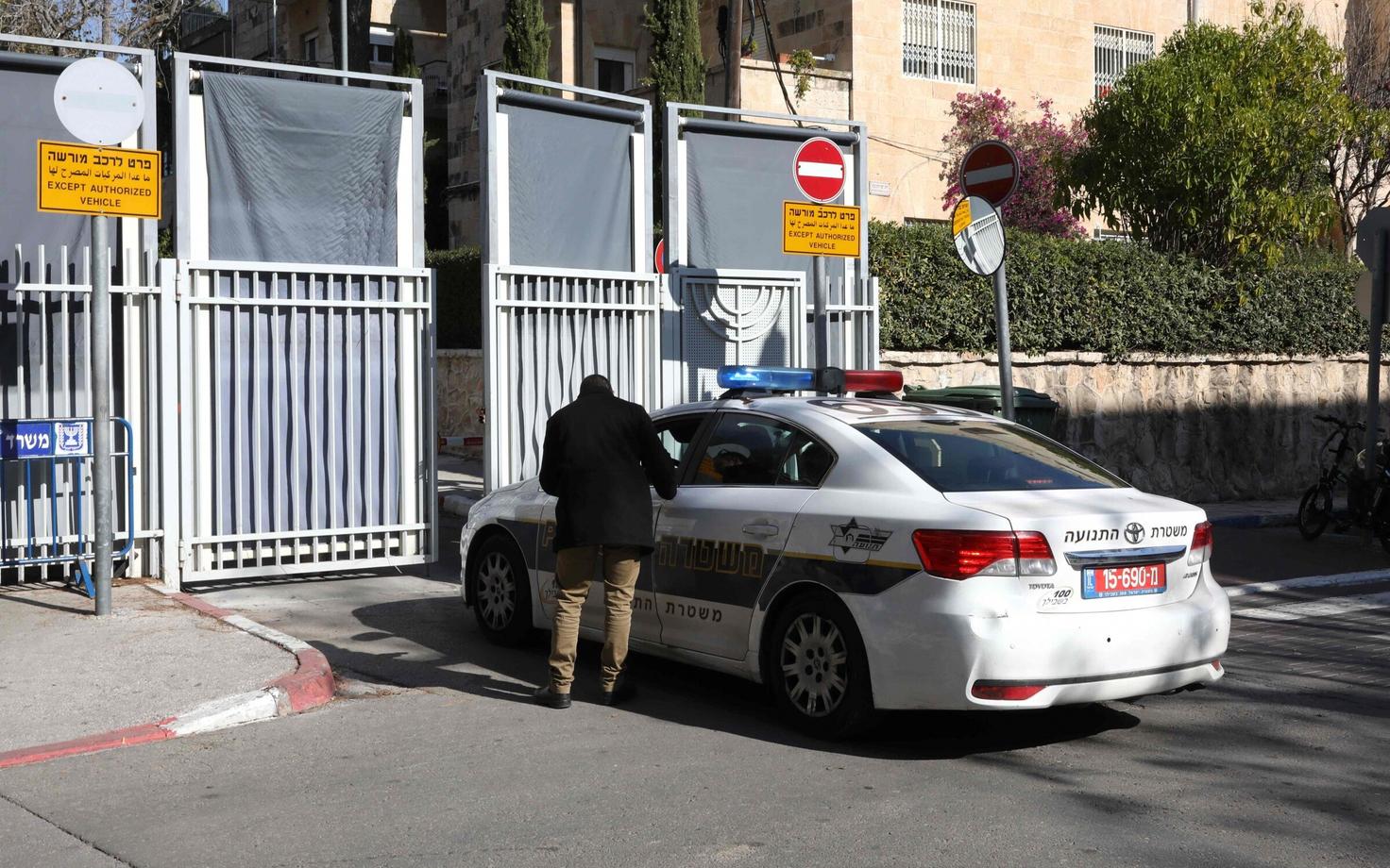 Politseiauto Iisraeli peaministri Benjamin Netanyahu kodu juures.
