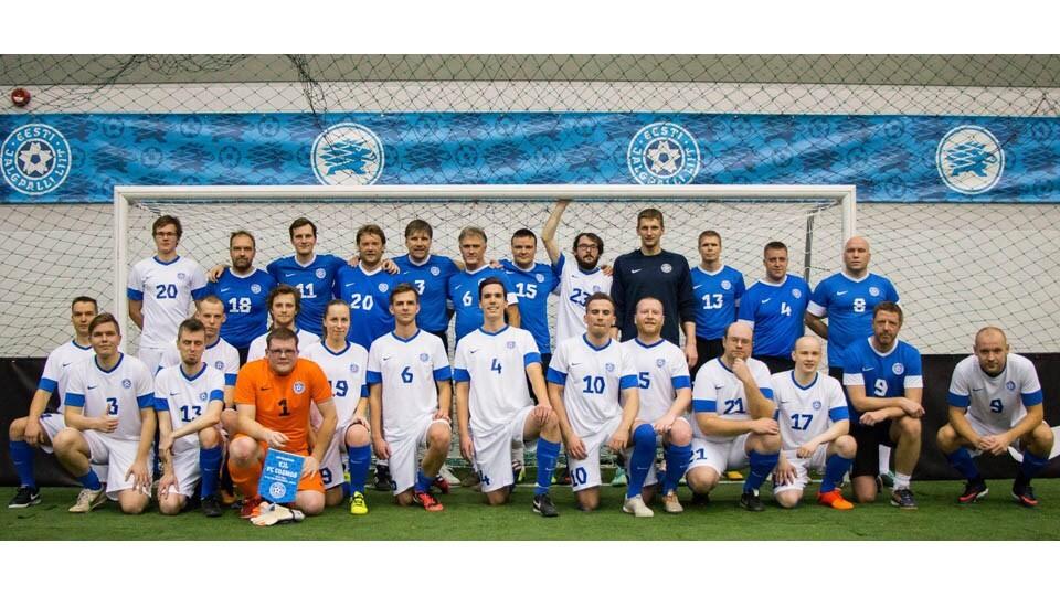 Jalgpallipere (sinistes) ja FC Cosmos (valgetes)