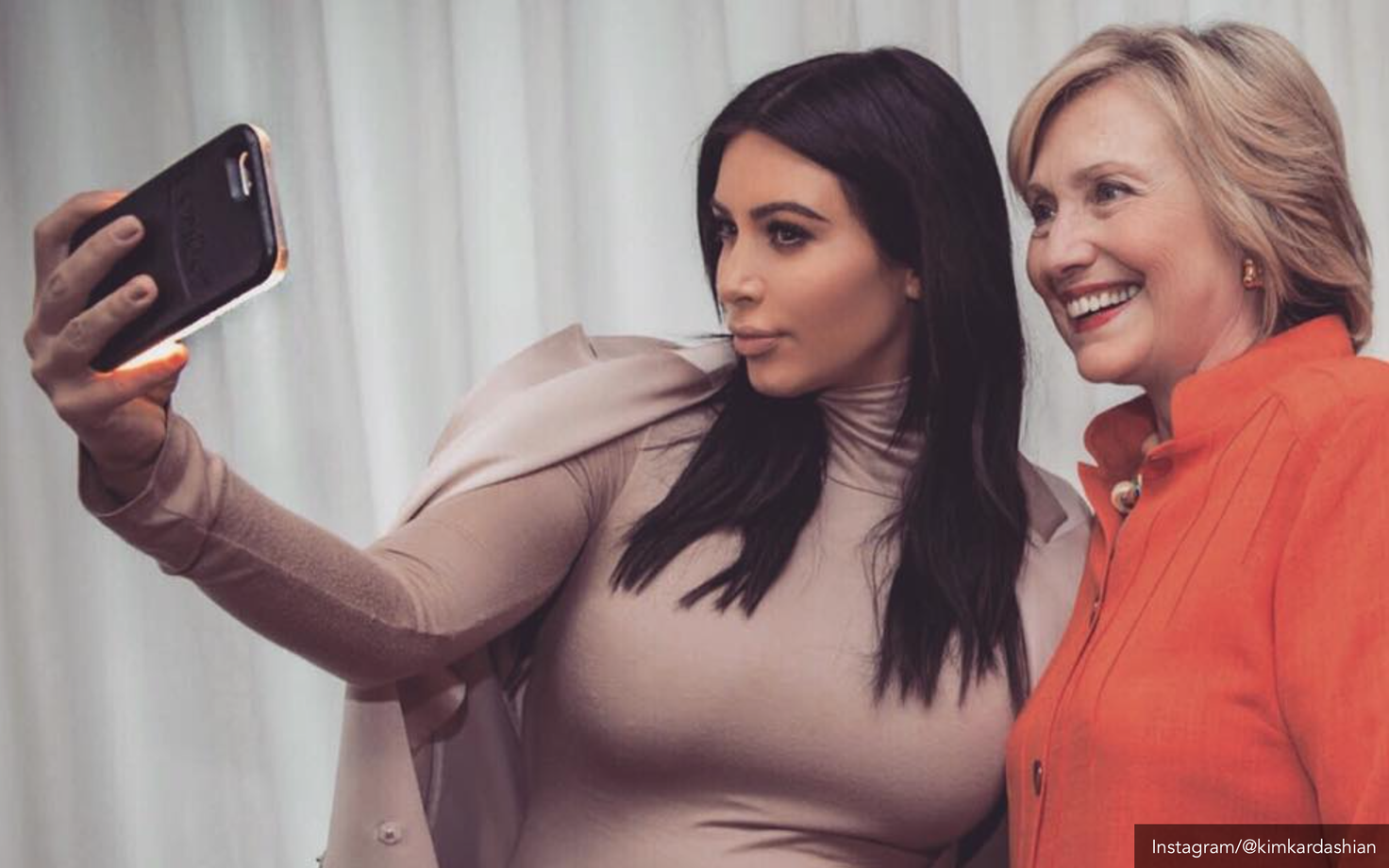 Käriseva häälega rääkida armastav kuulsus Kim Kardashian pildistamas end võimuka Hillary Clintoniga tema presidendikampaania ajal.