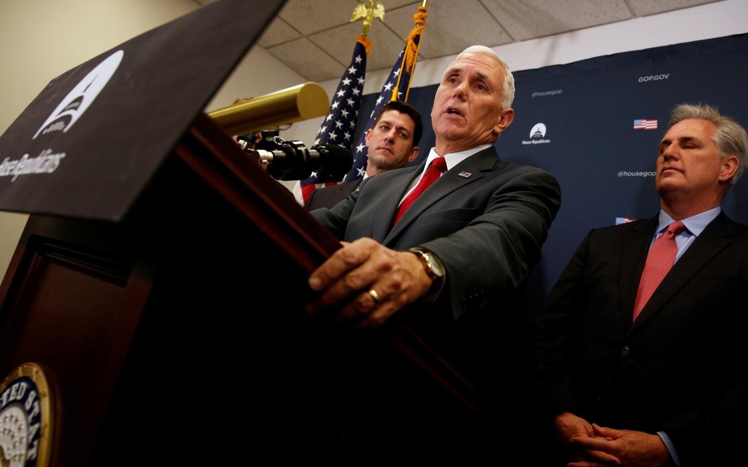 Mike Pence (keskel) pressikonverentsil koos vabariiklaste juhtidega 4. jaanuaril.