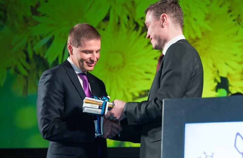 Reform Party chairman Hanno Pevkur, receiving outgoing chairman Taavi Rõivas' congratulations, Jan. 7, 2016.