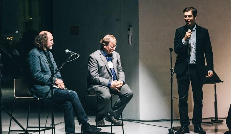 Festivali peaheliloojad Toivo Tulev ja Georg Friedrich Haas ERMi kontserdi eelsel vestlusel, küsitles Tallinna Uue Muusika Ansambli dirigent Arash Yazdani.