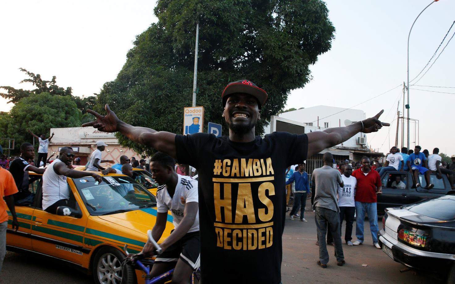 Seaduslikult presidendiks valitud Barrow' toetajad Banjuli tänavatel Jammeh' võimult lahkumist nõudmas.