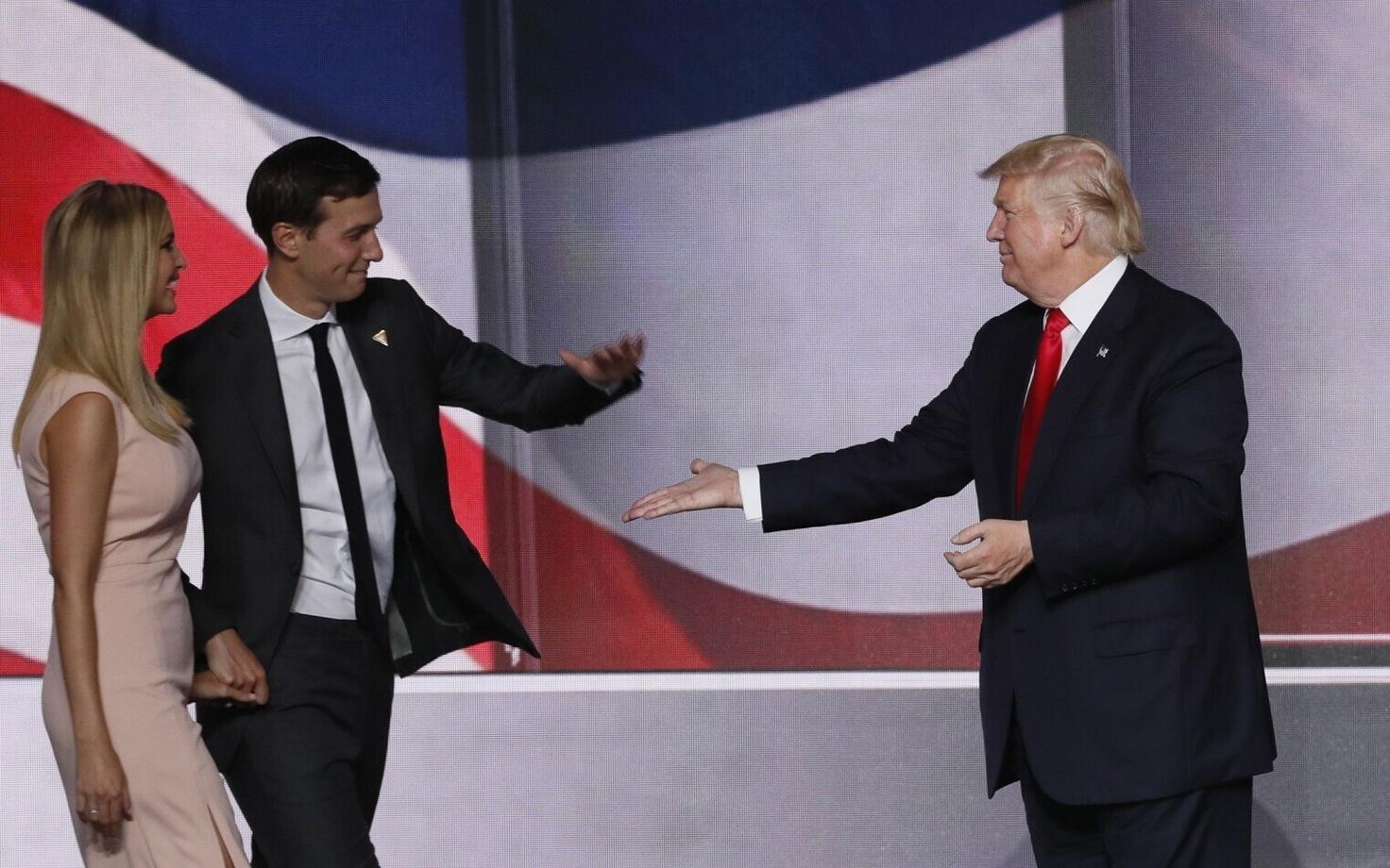 Donald Trump koos tütar Ivanka ja väimees Jared Kushneriga.