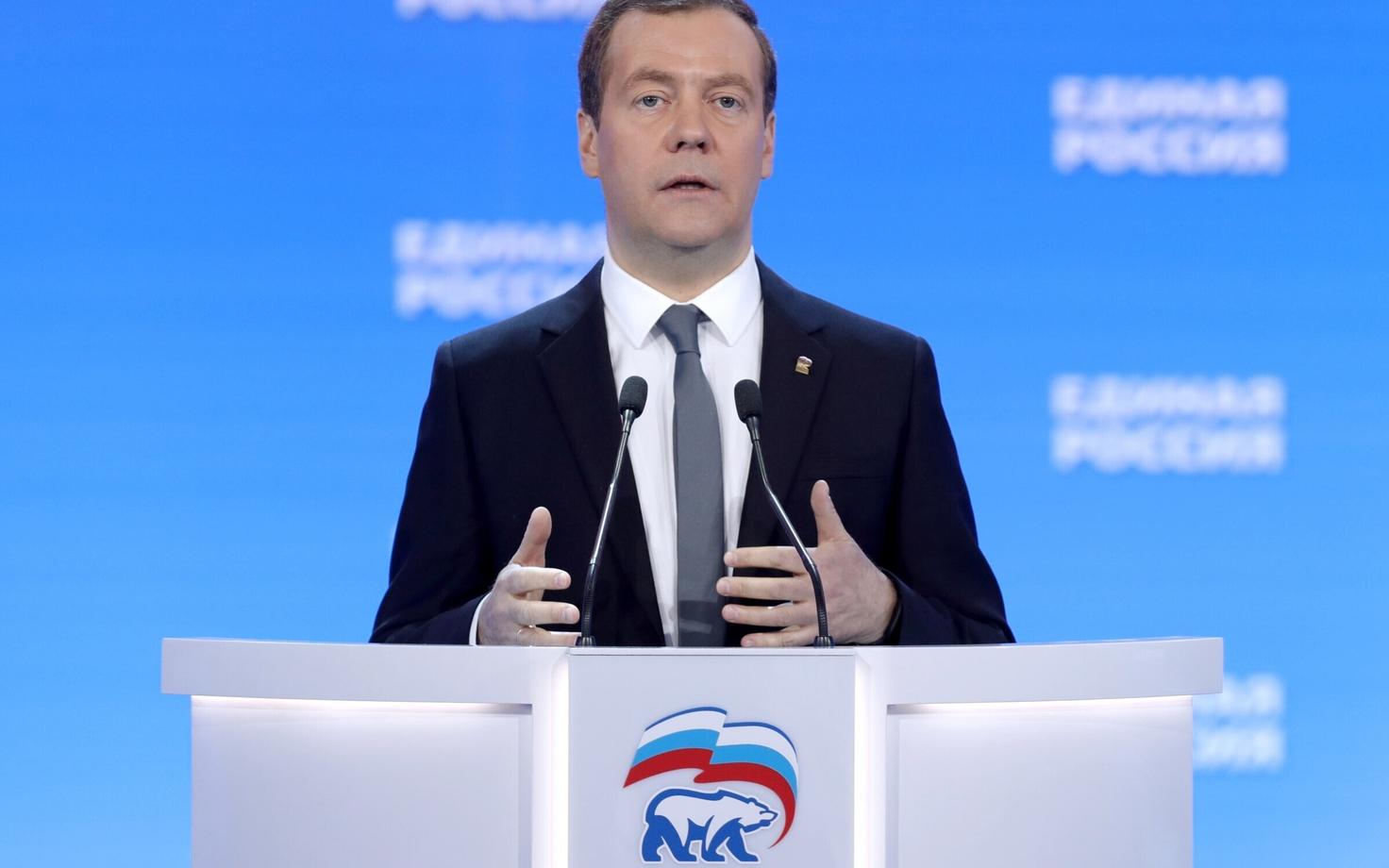 Медведев остался у руля