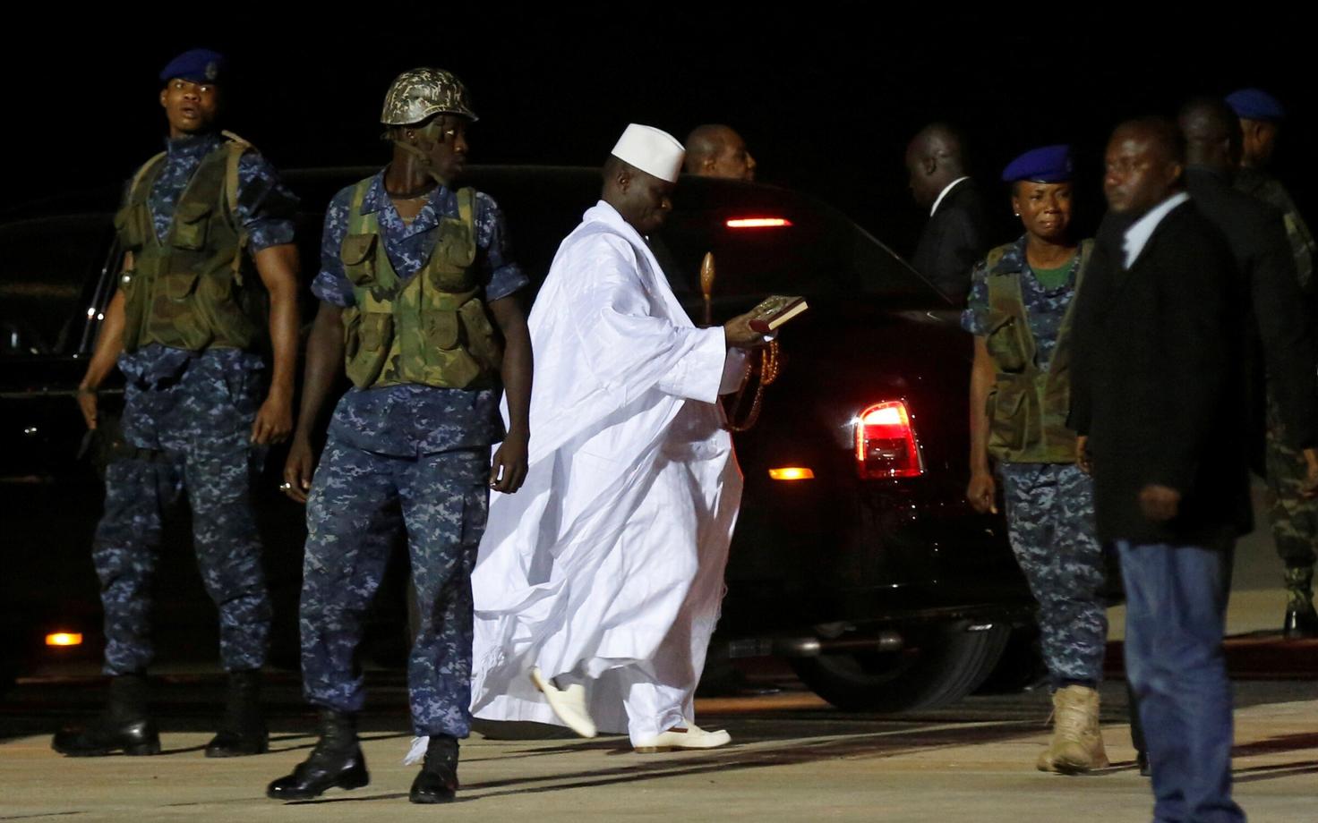 Gambia endine liider Yahya Jammeh riigist lahkumas.