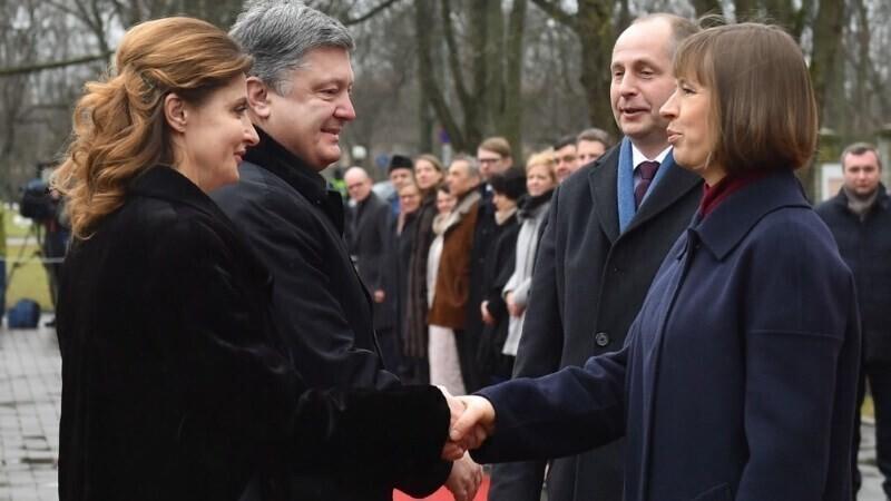Президент Украины Петр Порошенко с супругой Мариной Порошенко приветствует главу эстонского государства Керсти Кальюлайд и ее супруга Георги-Рене Максимовского.