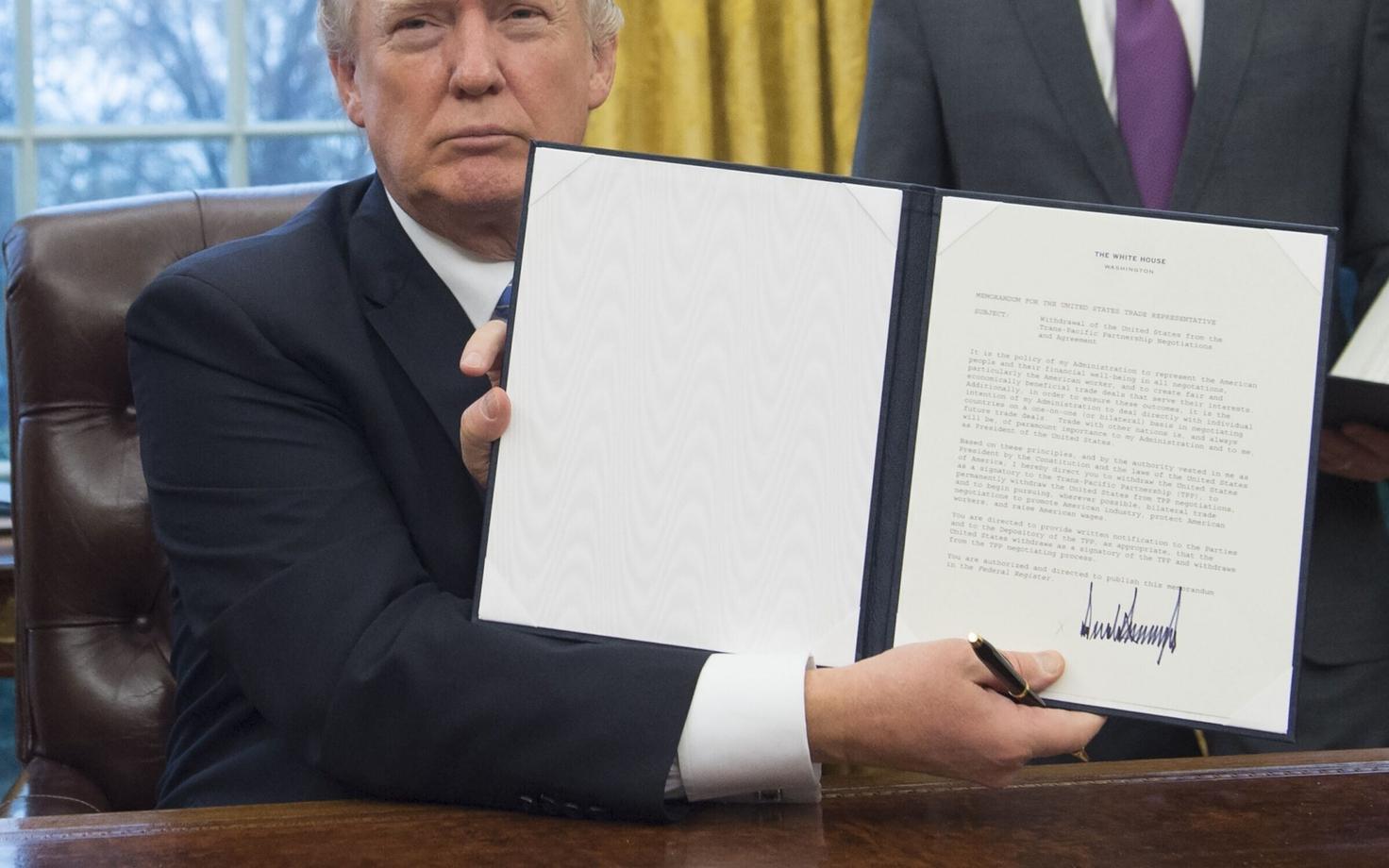 Церемония подписания указа о выходе США из ТТП в Овальном кабинете Белого дома.