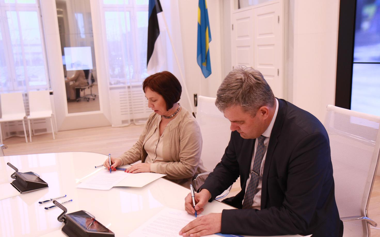 Haridusminister Mailis Reps ja Rakvere linnapea Mihkel Juhkami kokkuleppe allkirjastamisel.