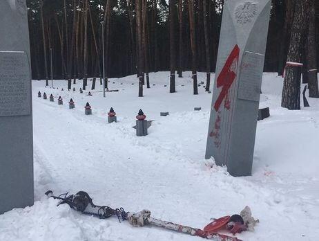 Польское военное кладбище на Украине пострадало от рук вандалов.
