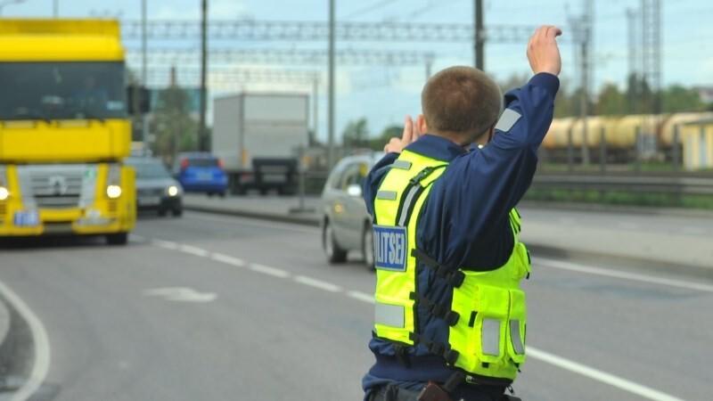 Полицейский дает команду остановиться.
