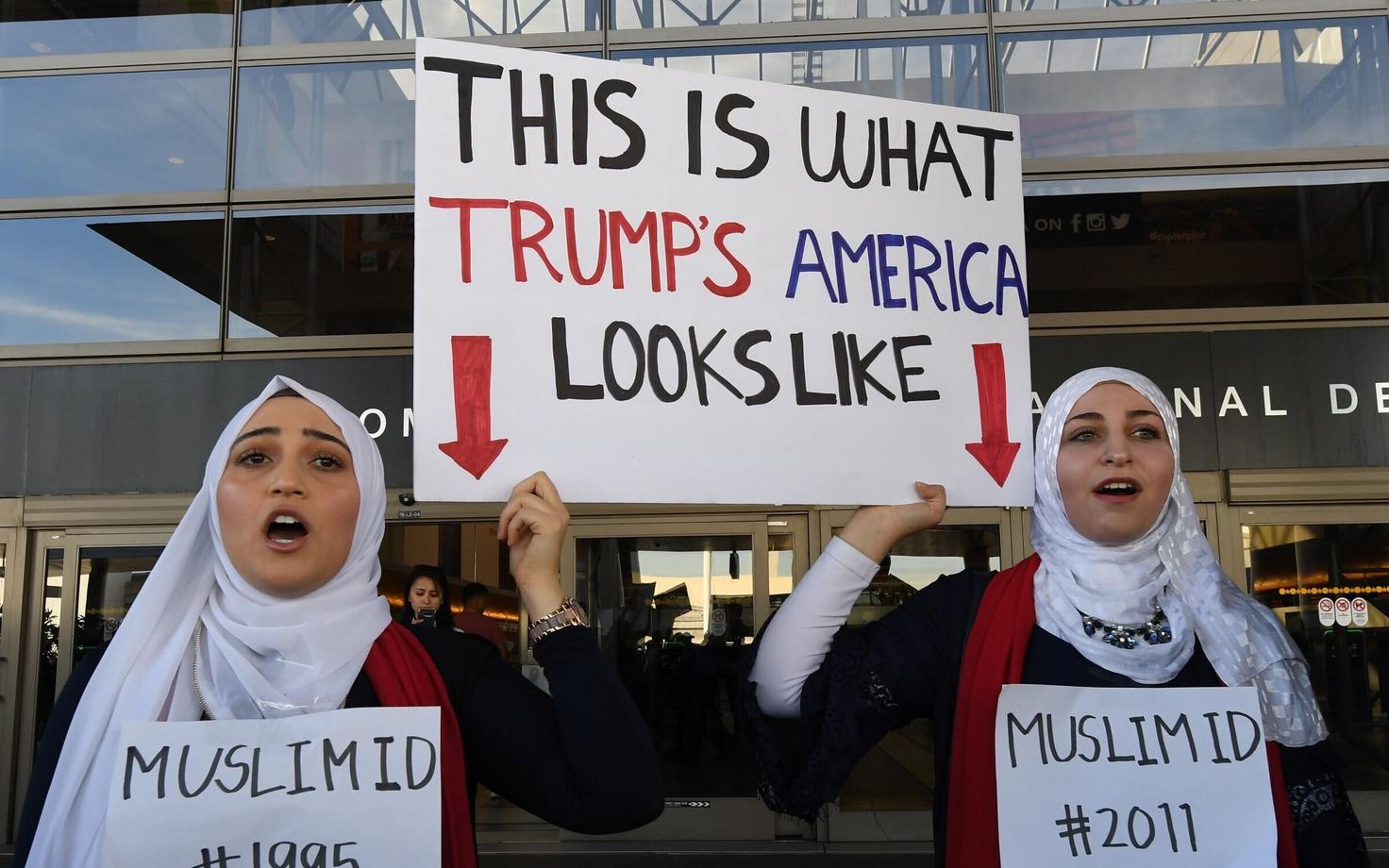 Protesteerijad Los Angelese rahvusvahelises lennujaamas avaldamas meelt Trumpi migratsioonipiirangu vastu