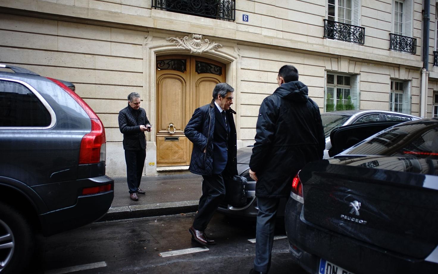 François Fillon lahkumas oma kodust pärast seda, kui prokuratuuri olid teda umbes viis tundi üle kuulanud.