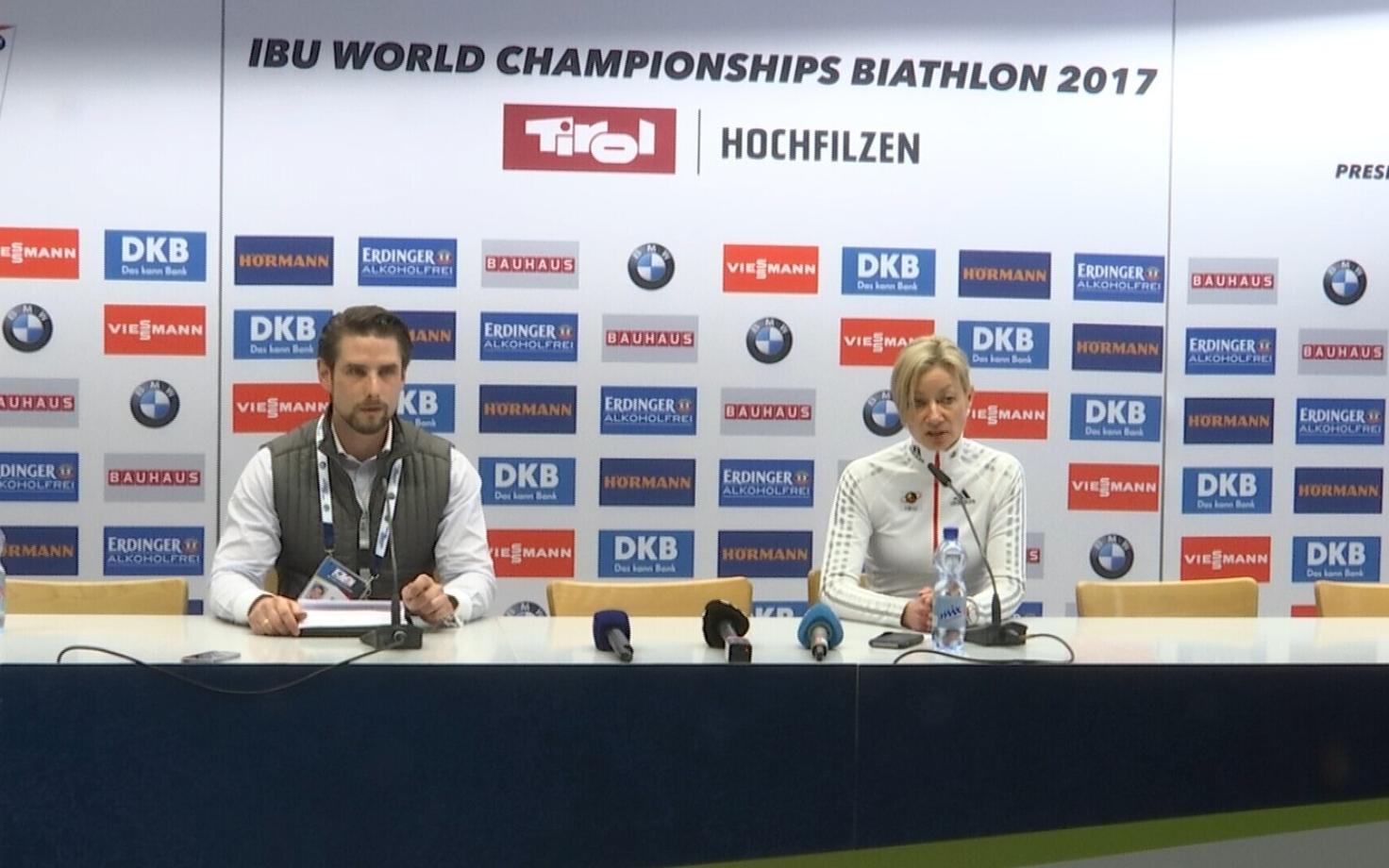 Austria kriminaalpolitsei kõneisik Vincenz Kriegs-Au ja IBU peasekretär Nicole Resch pressikonverentsil.
