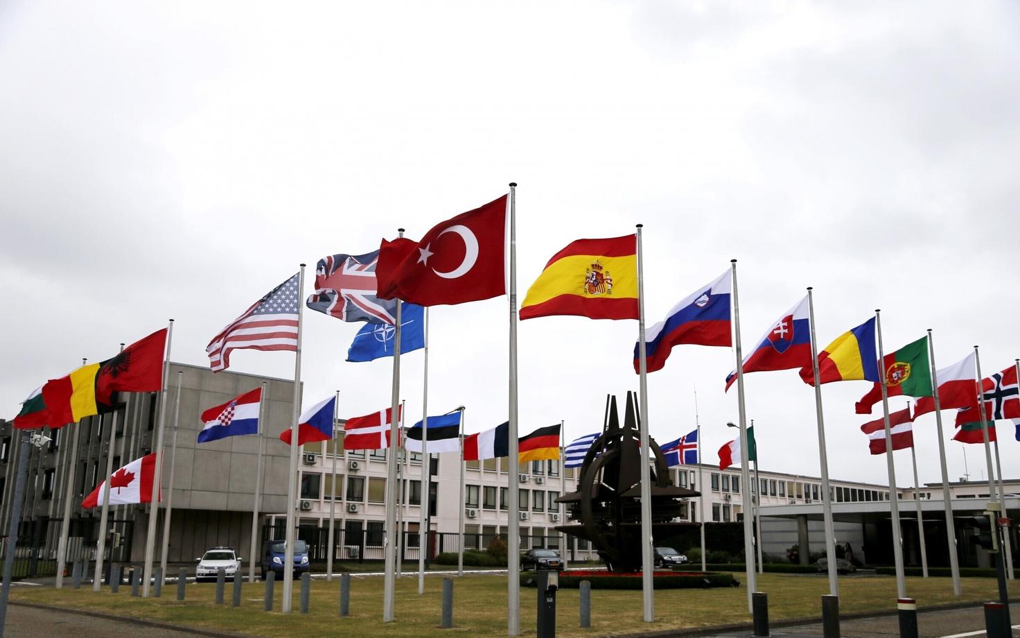 NATO liikmesriikide lipud Brüsselis peakontori ees.