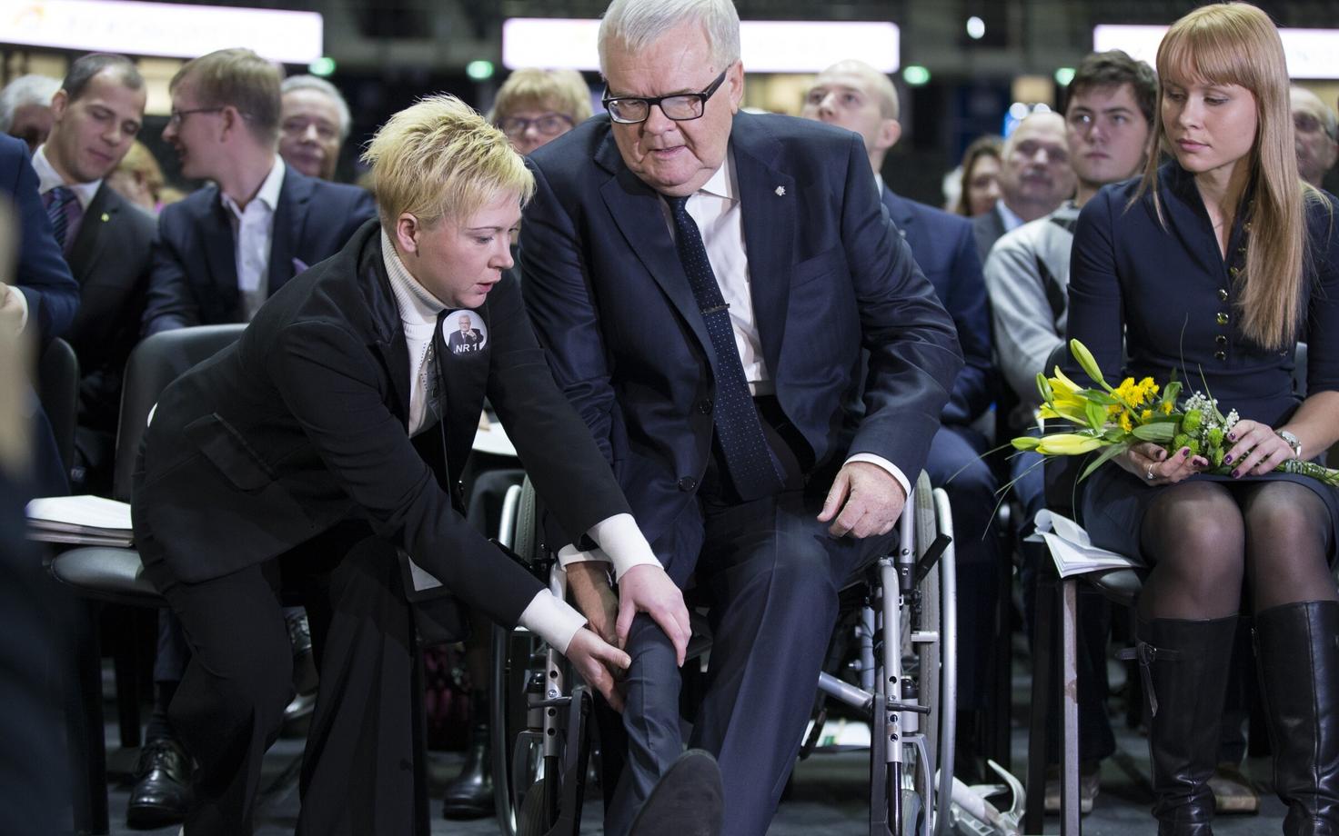 Moonika Batrakova (vasakult), Edgar Savisaar ja Jekaterina Fedkina 2015. aasta novembris Keskerakonna kongressil.