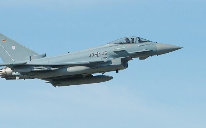 Истребители ВВС Германии Eurofighter продолжают тренировочные полеты в небе над Эстонией.