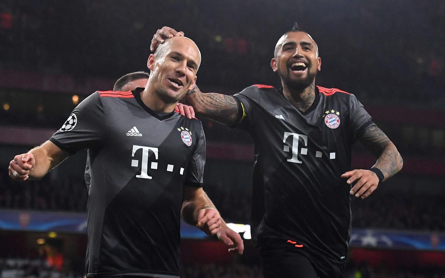 Arjen Robben ja Arturo Vidal.