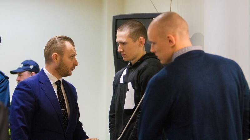 Владимир Садеков (слева) и братья Хийенурм в зале суда.