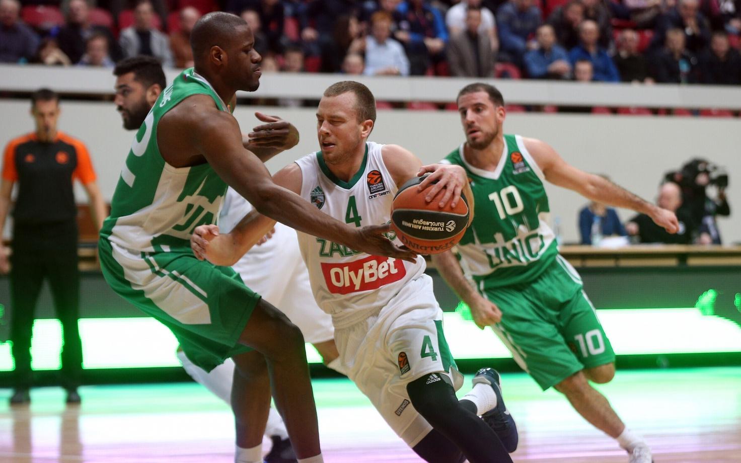 Žalgirise mängija Lukas Lekavicius (keskel)