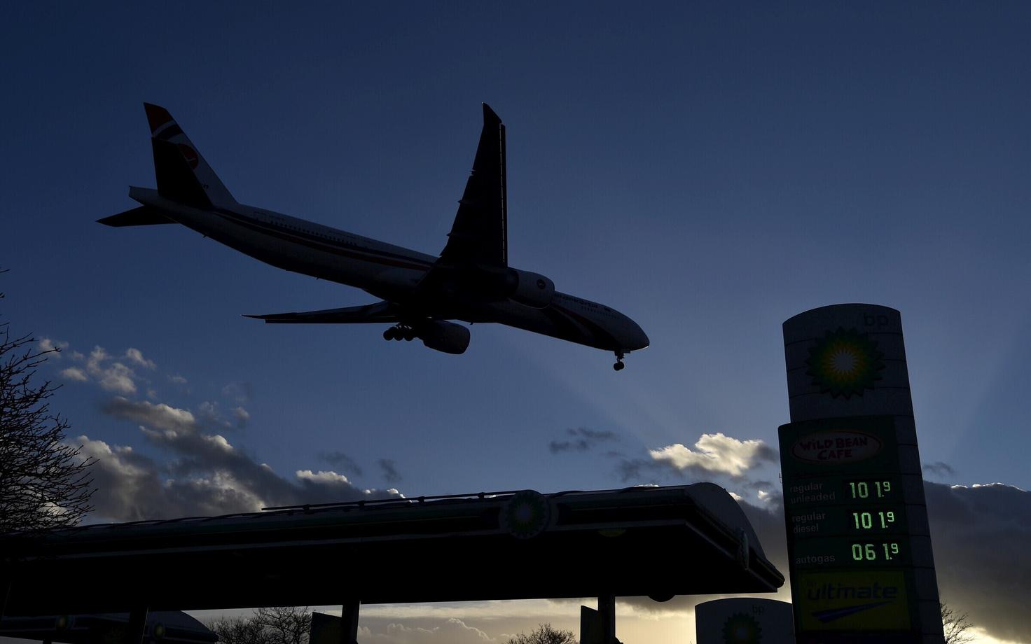 Lennuk Heathrow lennujaama lähistel.