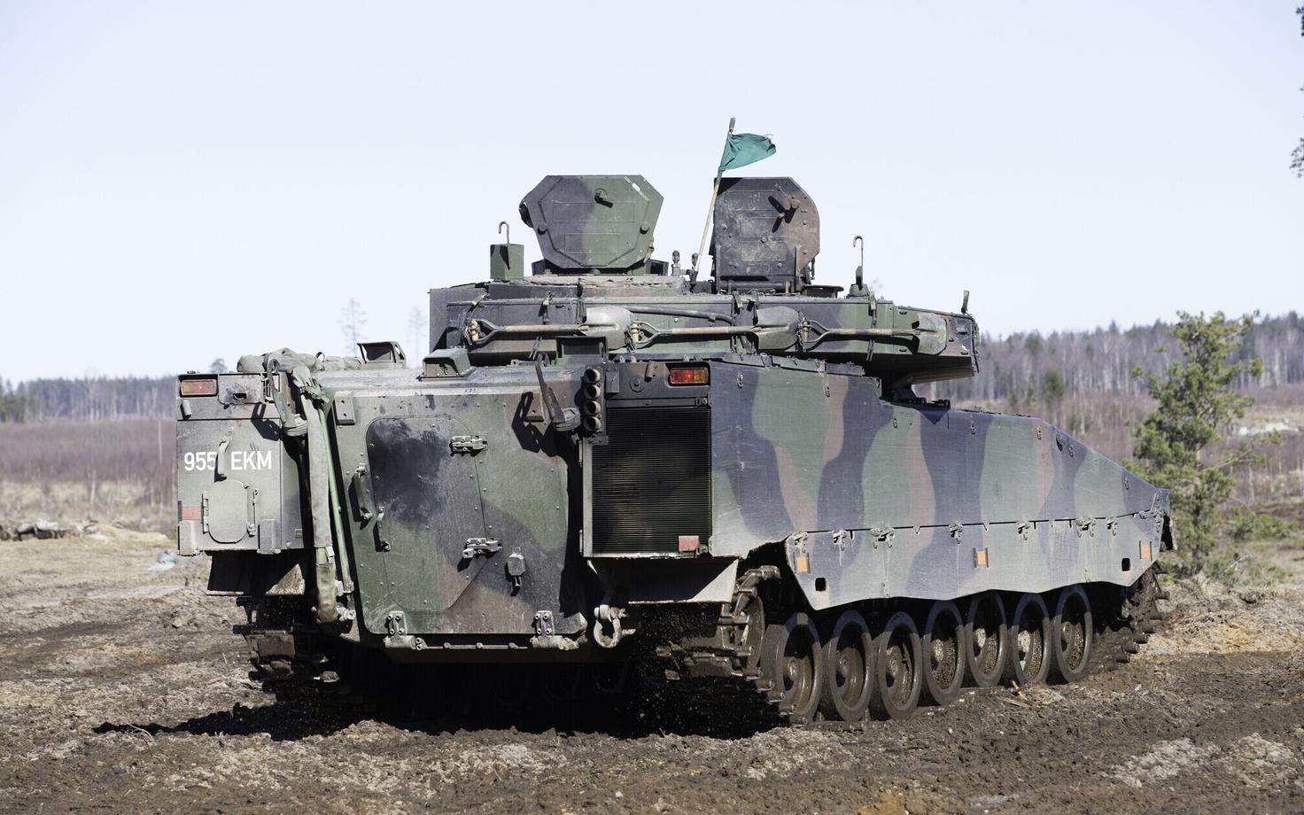 Eestim kaitseväe jalaväe lahingumasin CV9035 lahinglaskmisel.