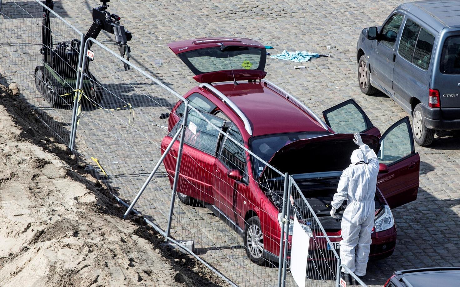 Belgia politsei eksperdid pommiroboti abil kihutaja autot uurimas.