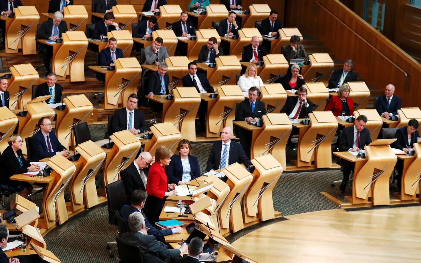 Шотландский парламент поддержал Николу Стерджен.