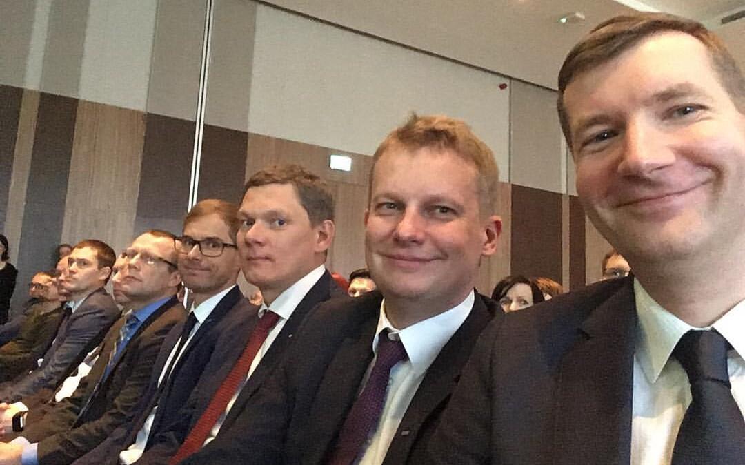 LHV Panga juht Erki Kilu jäädvustamas end oma kolleegidega aktsionäride koosolekul, kus otsustati dividendimakse.