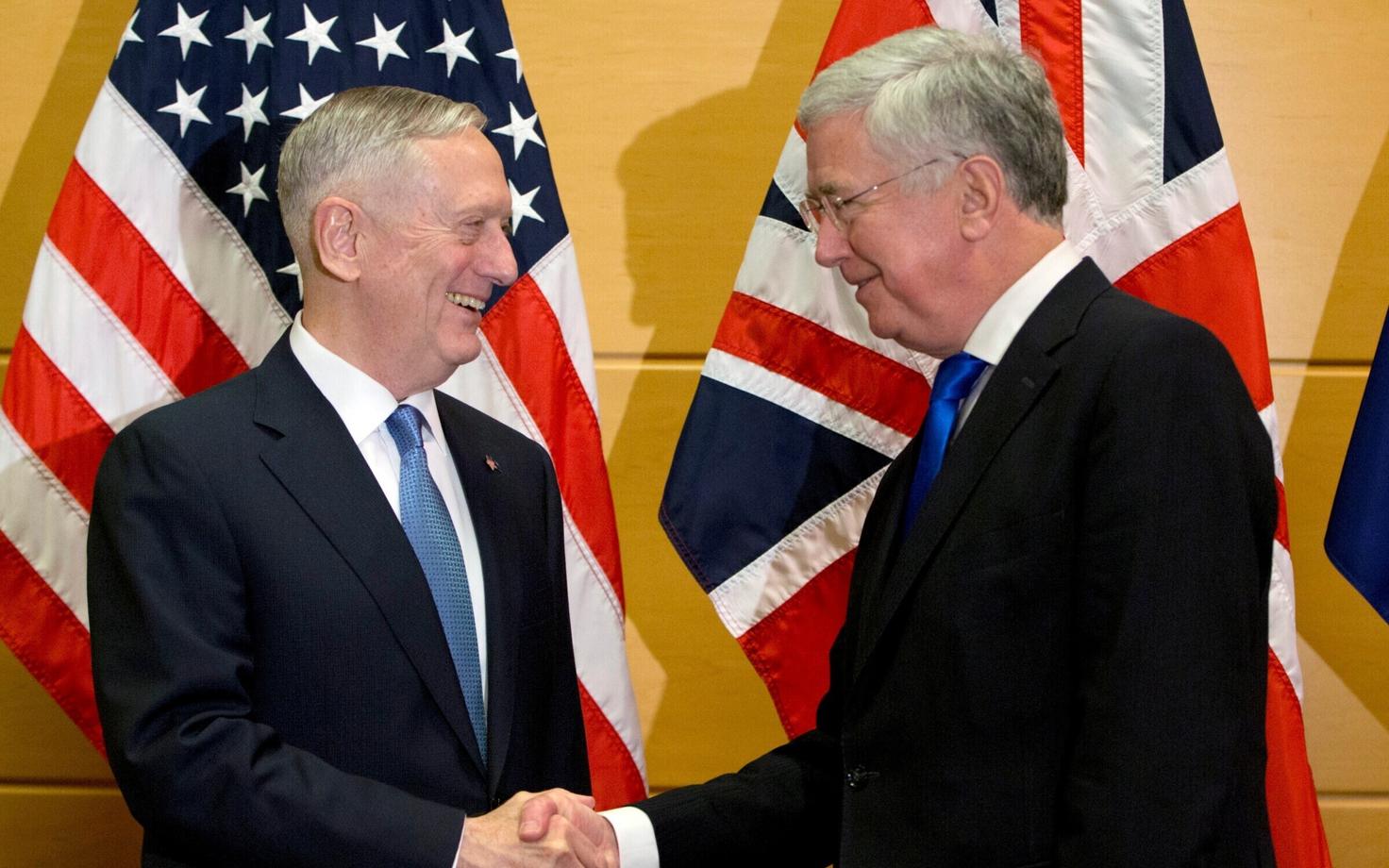 Kaitseministrid James Mattis (vasakul) ja Michael Fallon 15. veebruaril Brüsselis.