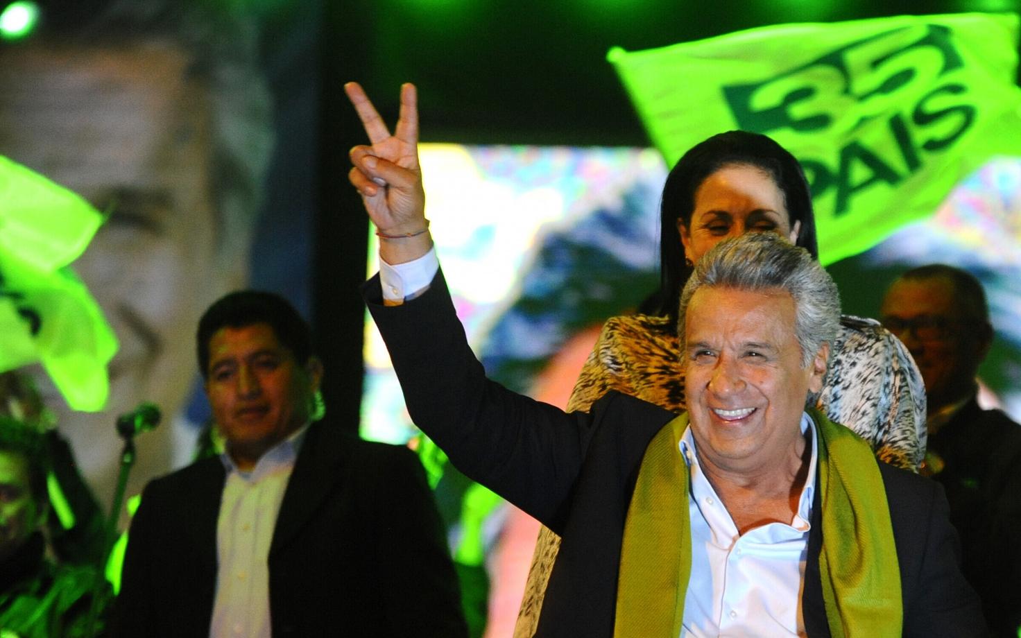 Valitsuspartei presidendikandidaat Lenin Moreno arvatavat võitu poolehoidjatele kinnitamas.
