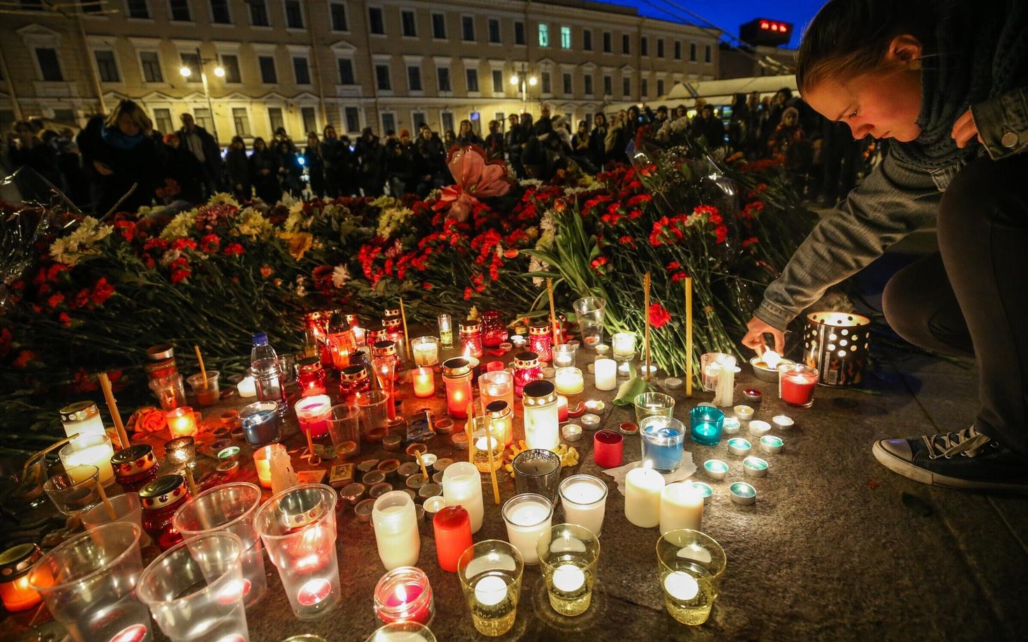 Цветы и свечи в память о погибших у станции метро