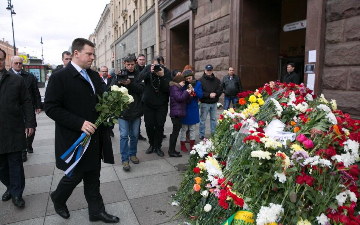 Юри Ратас возложил цветы у станции метро
