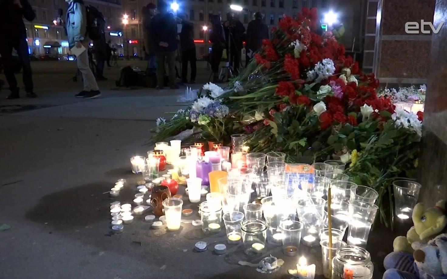 Цветы на месте теракта в Санкт-Петербурге.