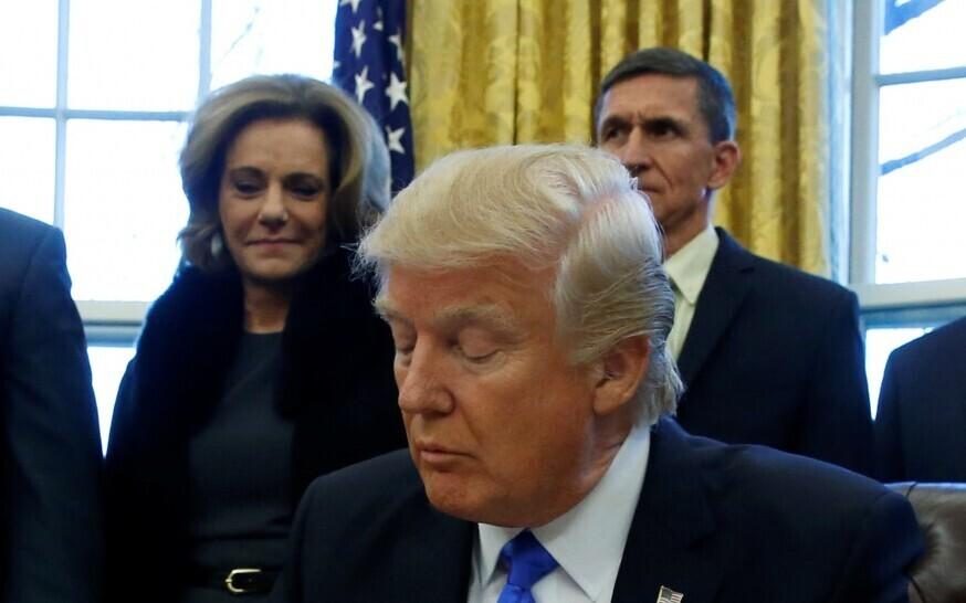 K. T. McFarland president Trumpi selja taga seismas 28. jaanuaril.