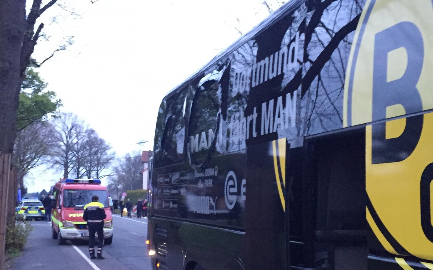 Dortmund Borussia meeskonna buss pärast plahvatusi.