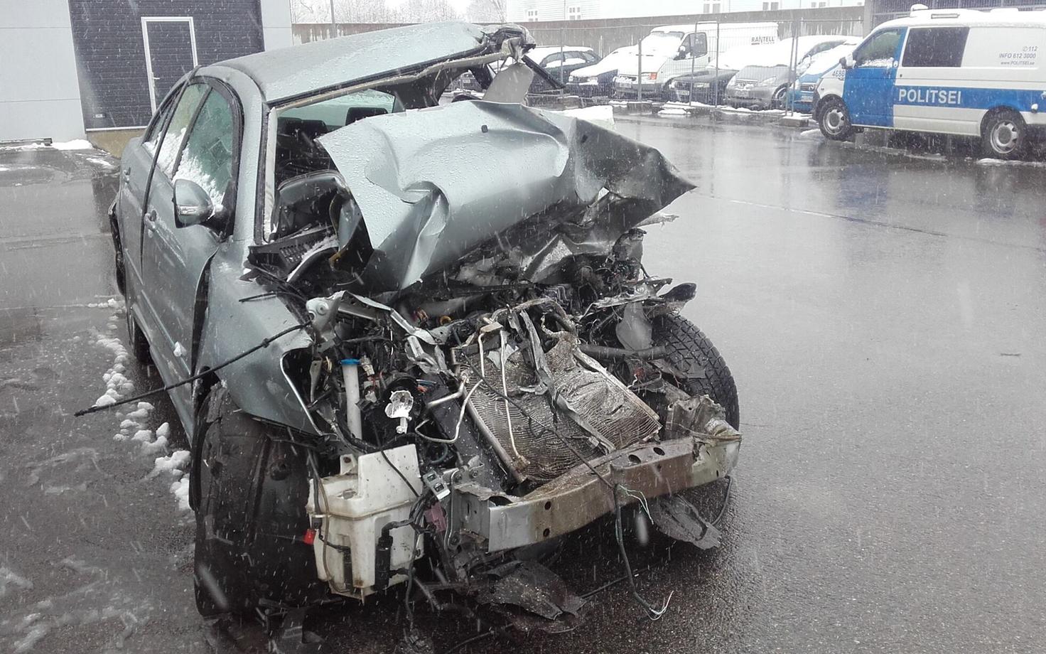 Автомобиль Toyota Avensis после ДТП в Ляэне-Вирумаа.