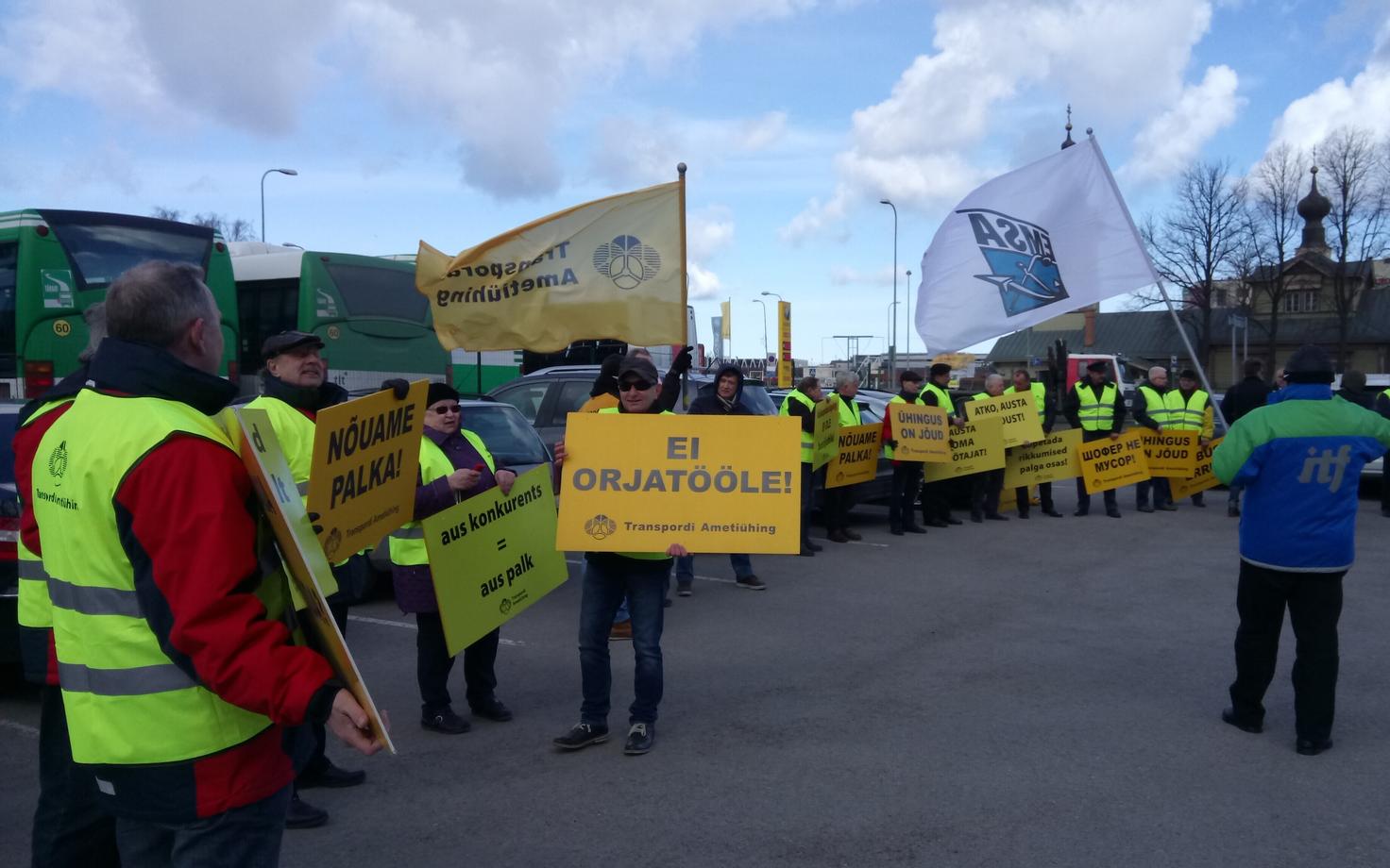 Transpordi ametiühingu liikmed Tallinnas ATKO toetuseks meelt avaldamas.