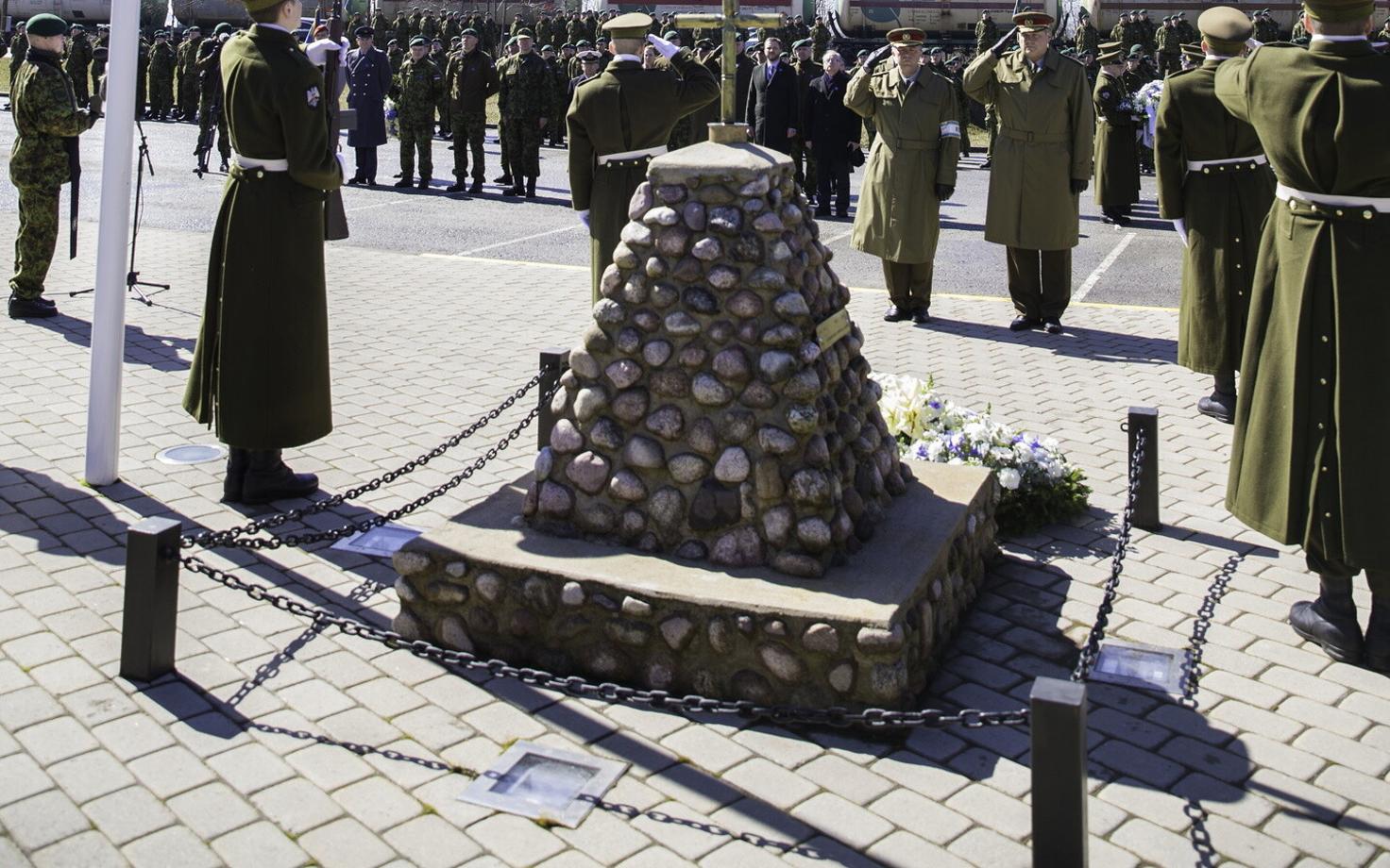 Langenud kaitseväelaste mälestamine Paldiskis.