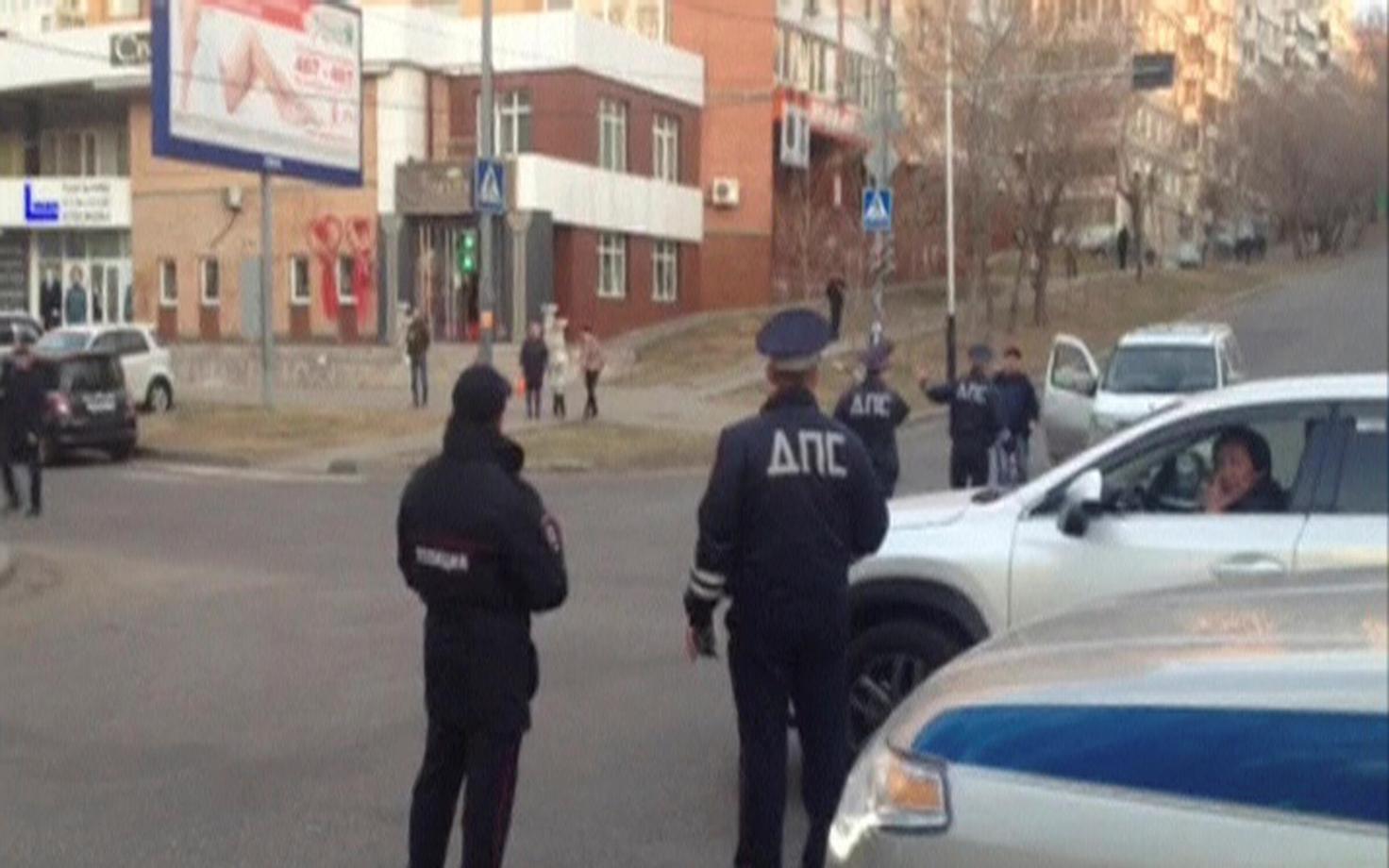 Venemaa siseministeeriumi töötajad on blokeerinud tänava Habarovski FSB hoone juures.