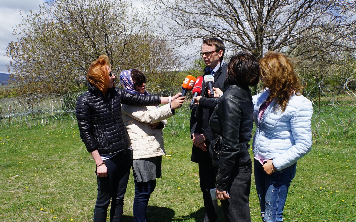 Свен Миксер пользуется вниманием грузинских журналистов.
