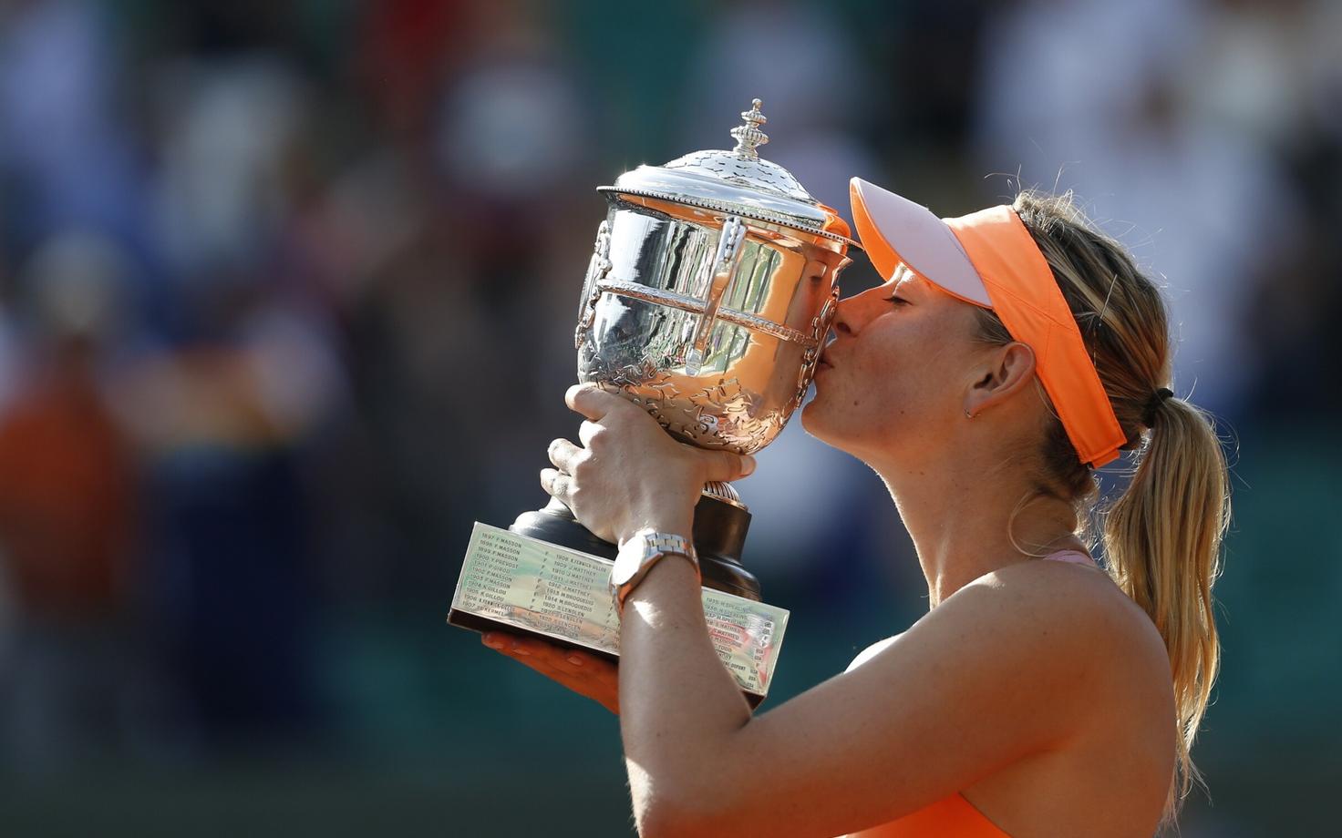 Maria Šarapova 2014. aastal Prantsusmaa lahtiste võidukarikaga.