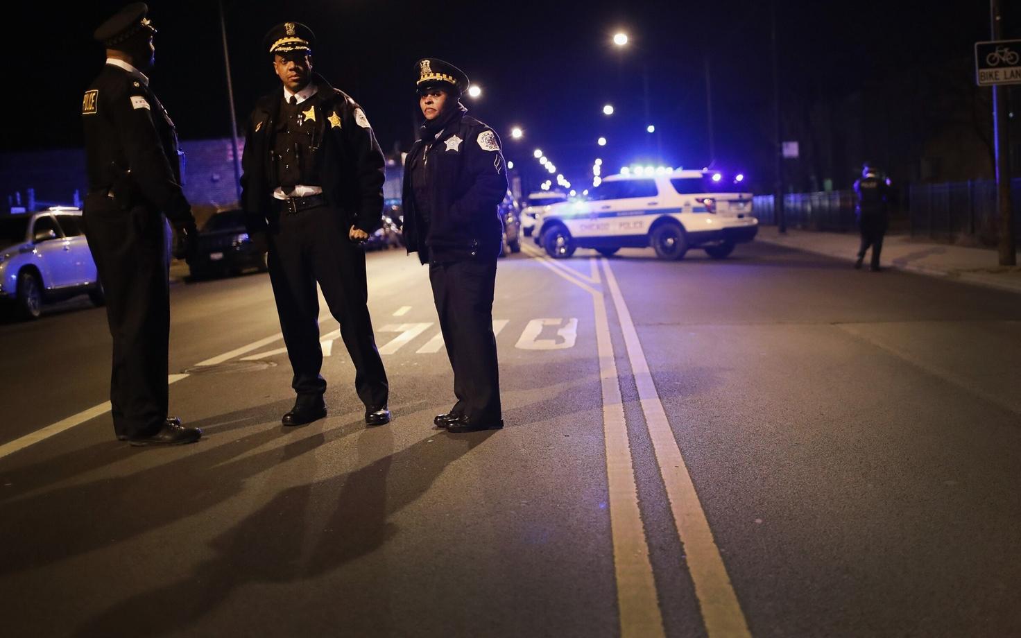 Chicago politseinikud sündmuskohal, kus sai juhusliku kuuli tõttu surma 11-aastane laps.