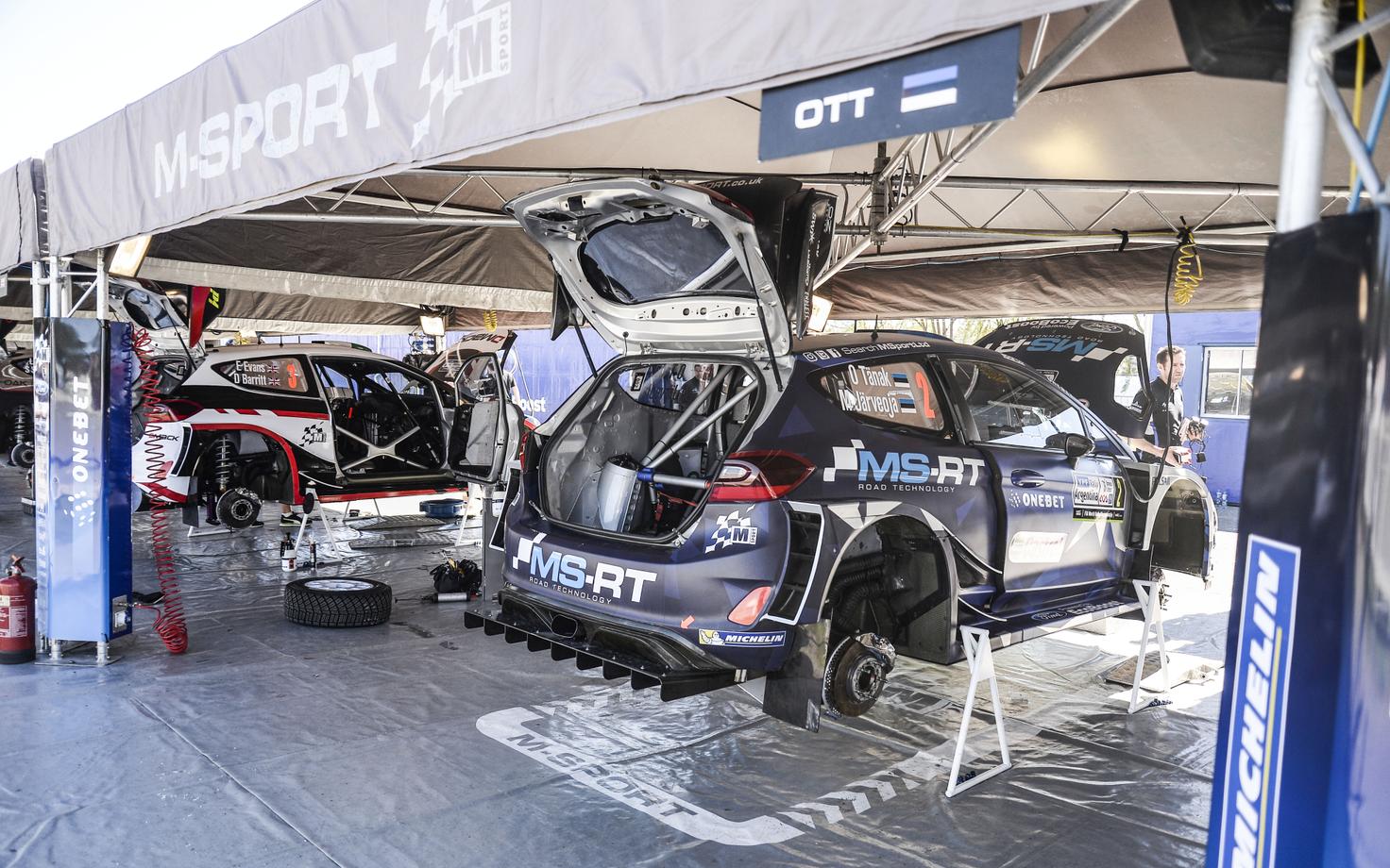 Ott Tänaku masin enne Argentina ralli algust boksis